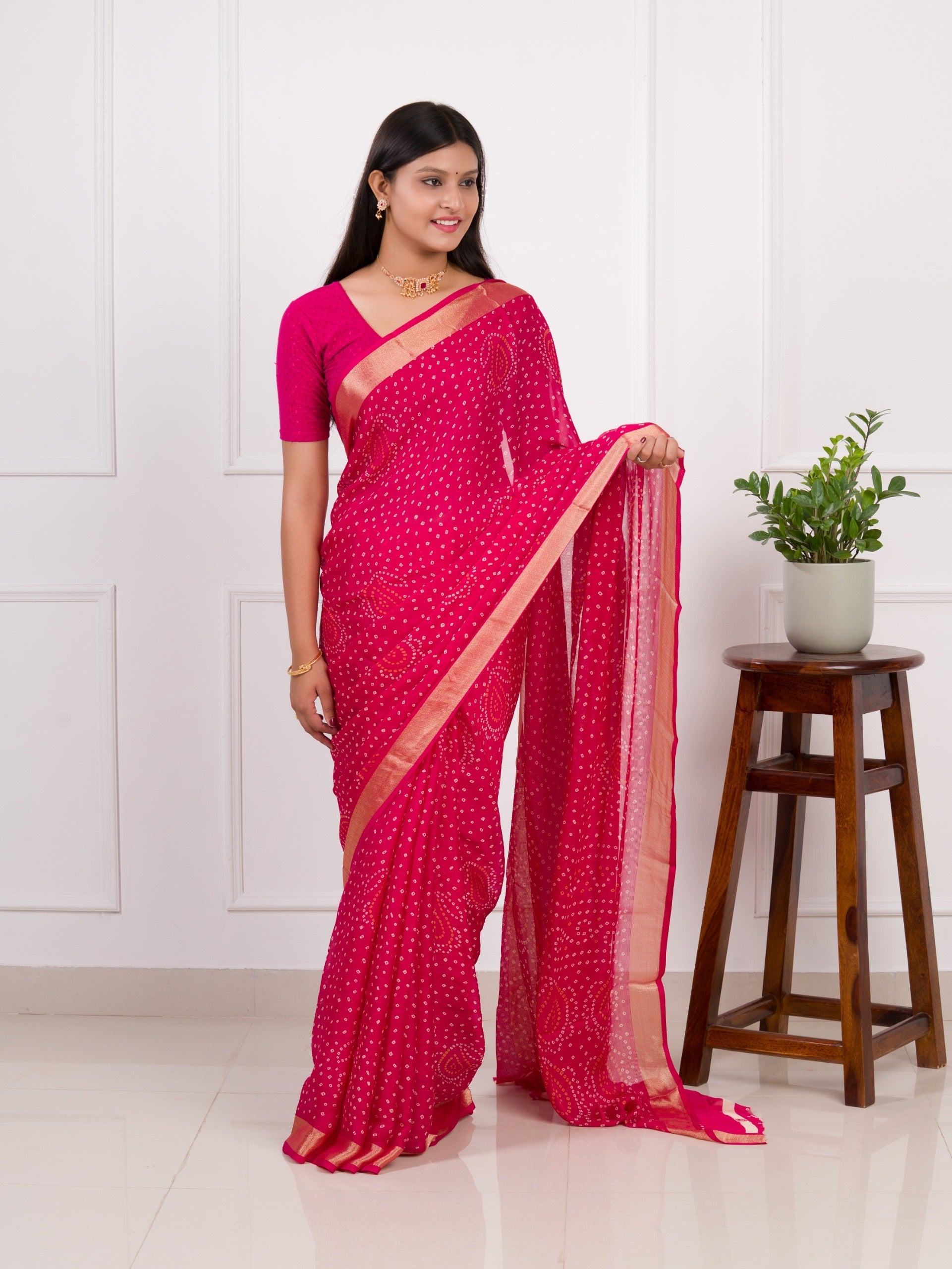 Tanmira New Beautiful Light Weight Chiffon Bandhani Print Saree STL