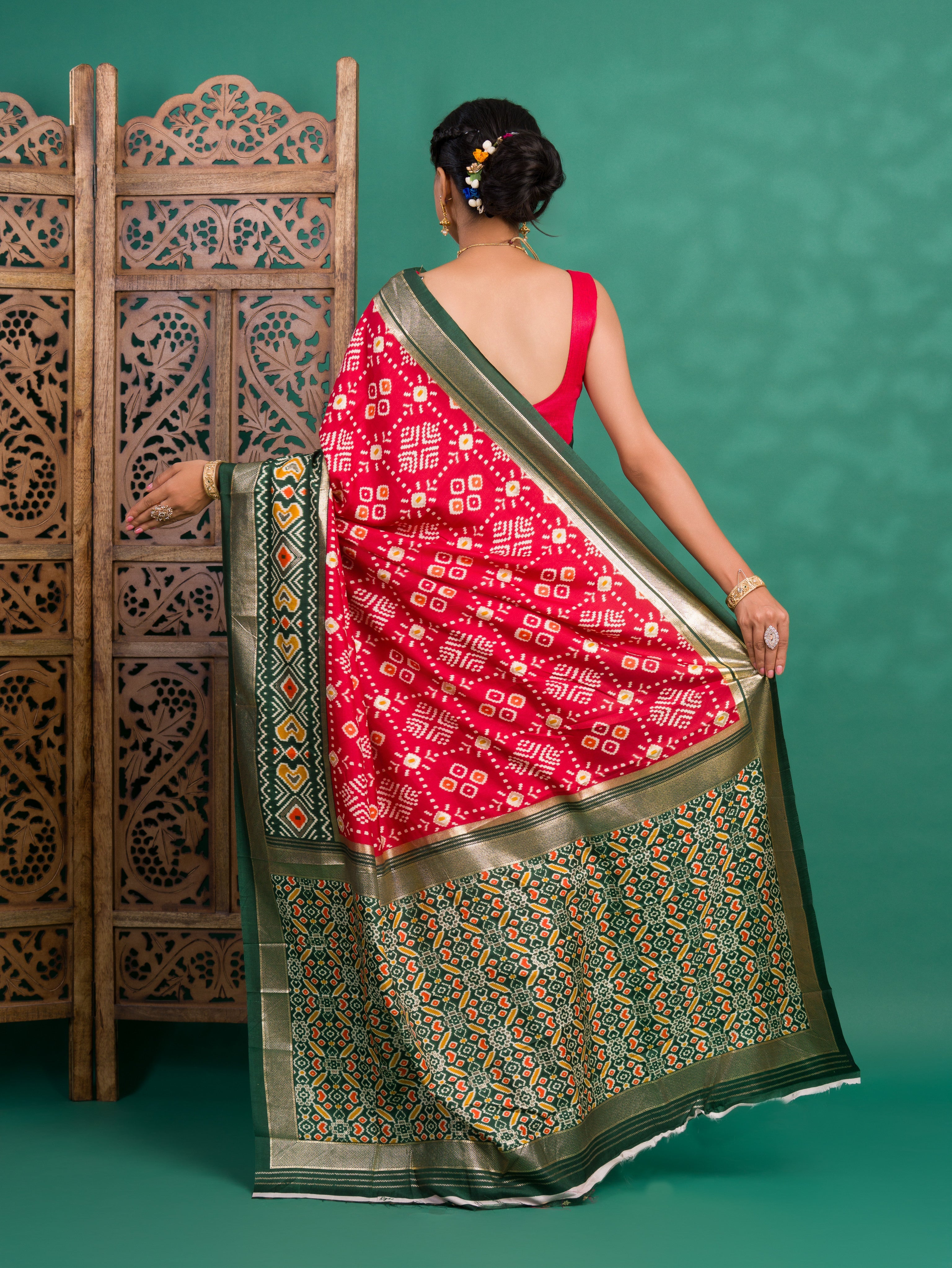  A green and red pashmina cotton silk saree with a patola style pattern 