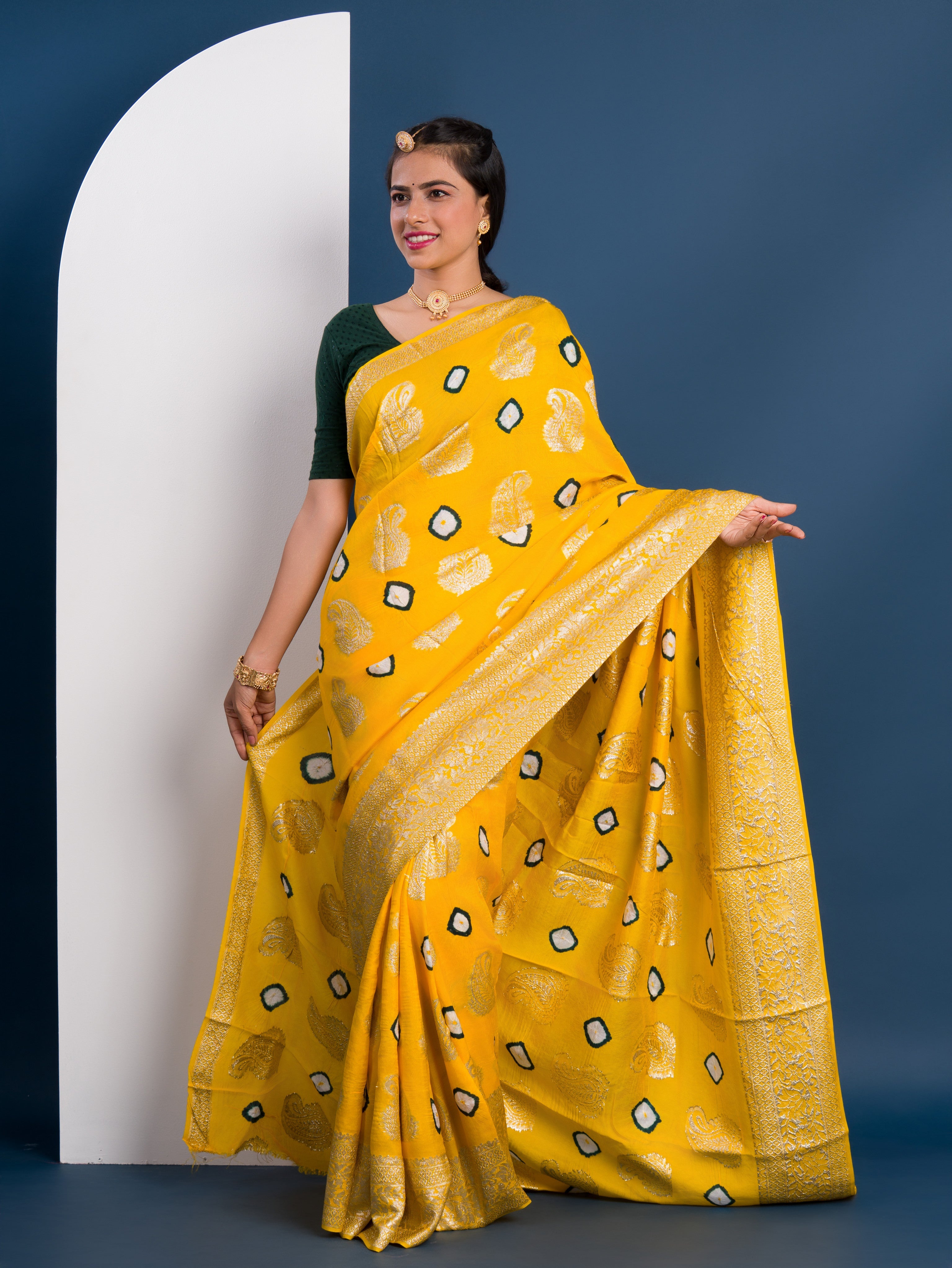 Tanmira New Beautiful Dola Silk Bandhani Zari Weaving Work Saree RTK